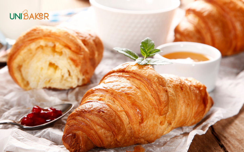 Bánh croissant được tạo nên từ các nguyên liệu đơn giản như bột mì, men, muối, bơ và sữa