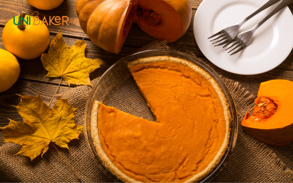 Bánh Pumpkin Pie là một món tráng miệng có nguồn gốc từ nước Mỹ, thường xuất hiện trong các bữa ăn, bữa tiệc vào dịp Lễ Tạ Ơn và Halloween