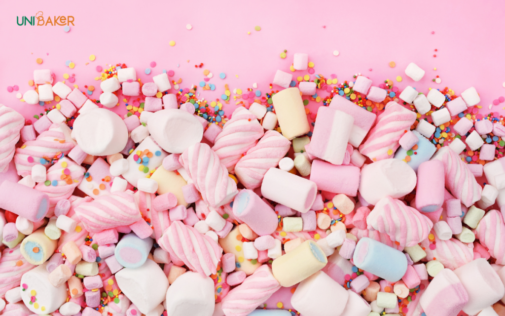 Kẹo marshmallow là một loại kẹo mềm, nhẹ và có độ mềm xốp, khi chạm vào sẽ có độ đàn hồi nhất định, thường có hình dạng của các viên hình tròn hoặc vuông